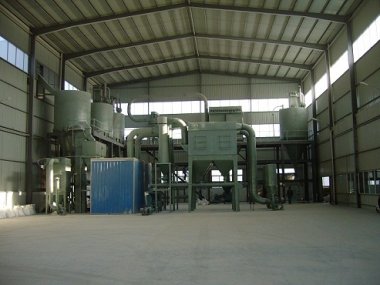 物料在高速旋轉(zhuǎn)的動(dòng)盤和定盤之間氣流粉碎機(jī)反復(fù)摩擦、沖擊、剪切等多種力的作用下粉碎